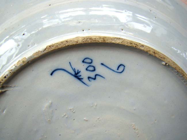 An 18th century Dutch Delft Charger in the 'peacock' pattern made by De Porceleyne Claew factory circa 1760 — image 3